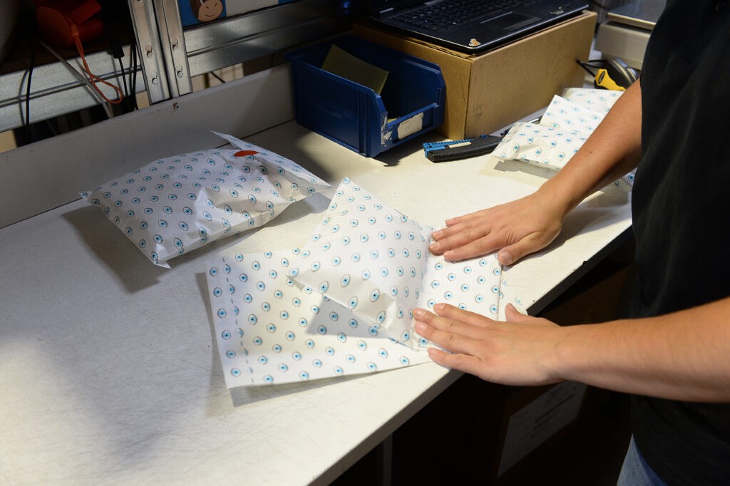Order packing by an order picker